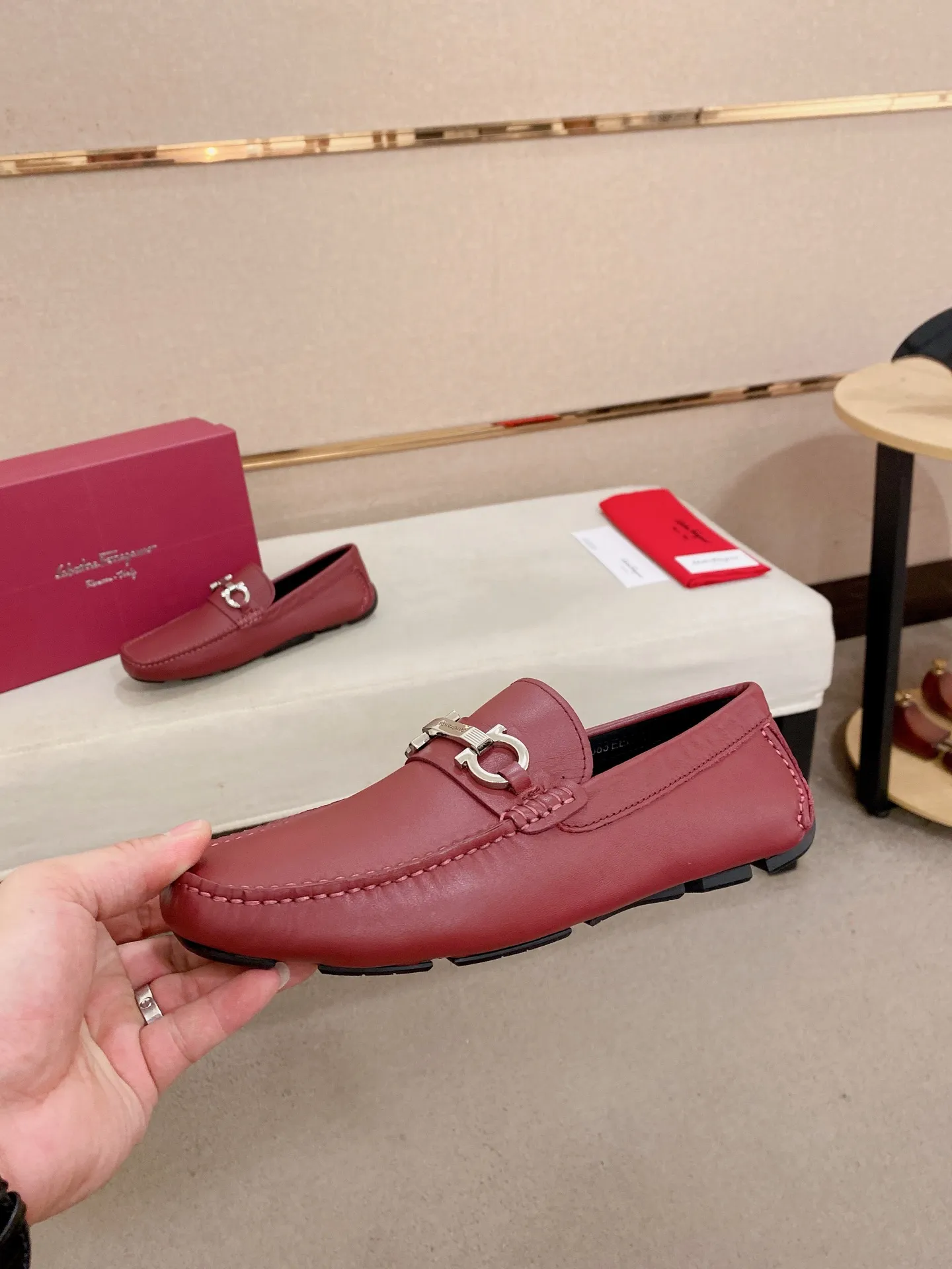 Men's shoes💰: 540💰High-end quality! Ferragamo🆕🆕Exclusive hot-selling products in stock🔥🔥New products on the shelves, high-quality Ferragamo men's pea shoes, high-end casual driving shoes, with complete packaging! 💪 💪 Material: imported first-layer pebbled cowhide 🐂 + imported high-quality water-dyed cowhide lining + wear-resistant outsole 👍🏻👍🏻 Features: high-end and comfortable, purely handmade 🚀 🚀 Create the perfect shoe that suits you best 🔥 🔥 Size: (38-44) 45 standard size can be customized!